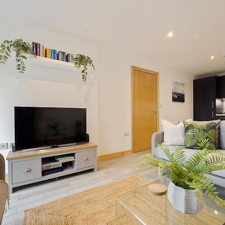 Large, Newly Renovated, Three Bedroom Town Centre Split Level Apartment With Free Parking, Sleeps Seven - Walking Distance To Beach Bournemouth Ngoại thất bức ảnh