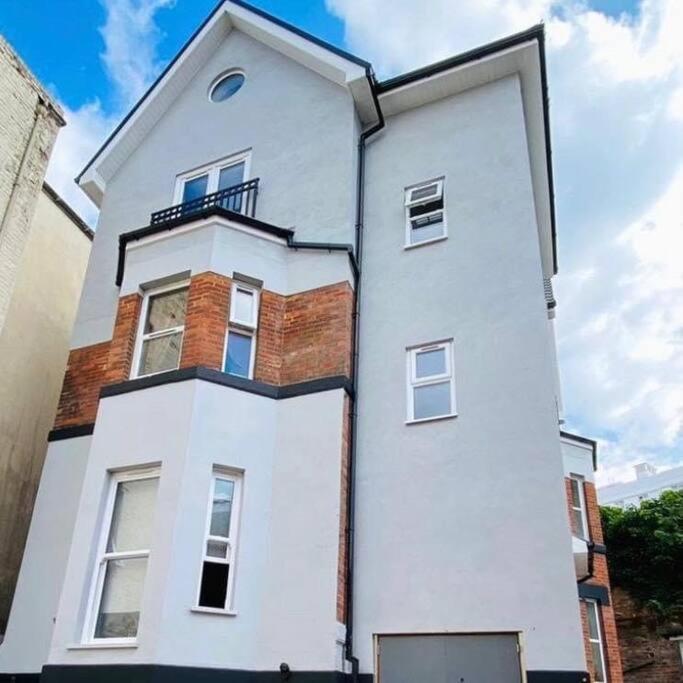 Large, Newly Renovated, Three Bedroom Town Centre Split Level Apartment With Free Parking, Sleeps Seven - Walking Distance To Beach Bournemouth Ngoại thất bức ảnh