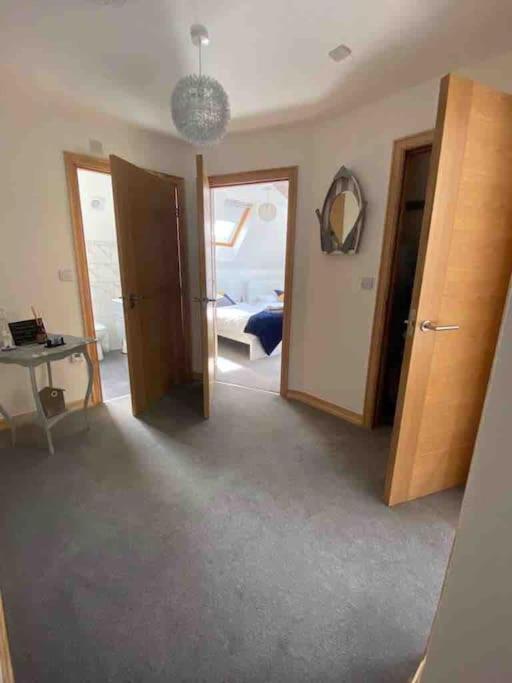 Large, Newly Renovated, Three Bedroom Town Centre Split Level Apartment With Free Parking, Sleeps Seven - Walking Distance To Beach Bournemouth Ngoại thất bức ảnh