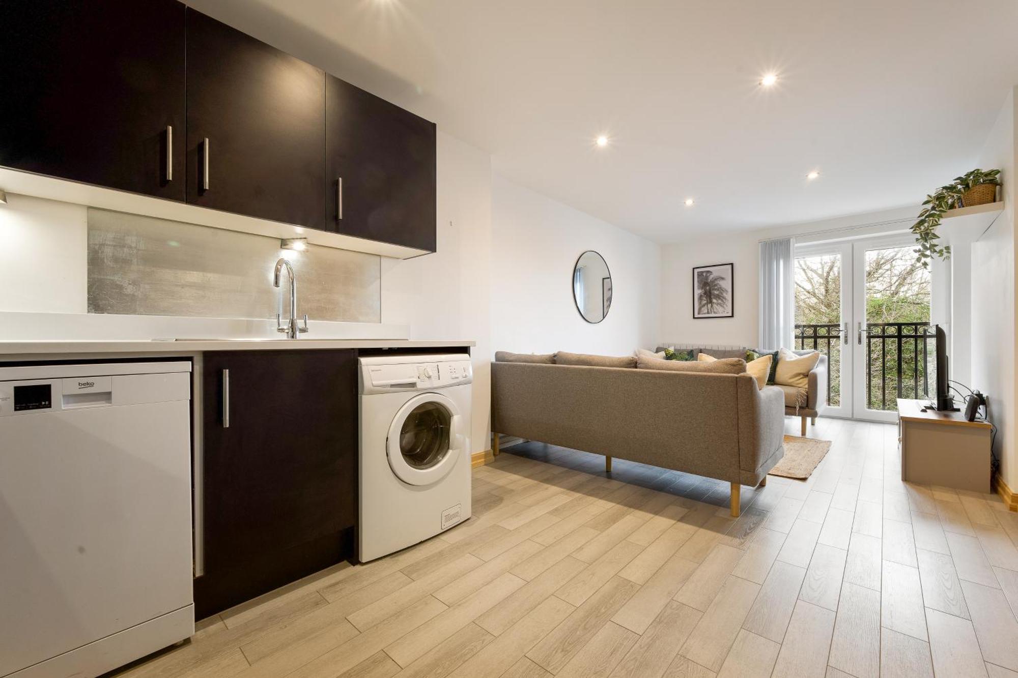 Large, Newly Renovated, Three Bedroom Town Centre Split Level Apartment With Free Parking, Sleeps Seven - Walking Distance To Beach Bournemouth Ngoại thất bức ảnh