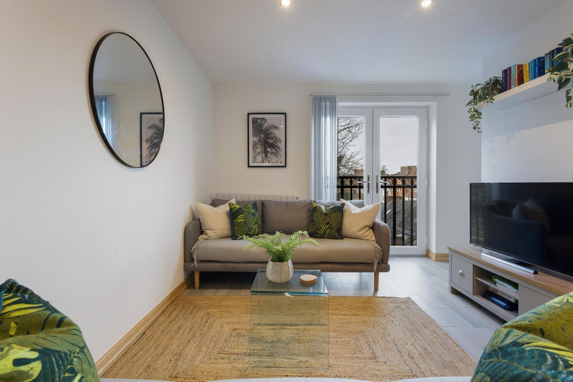 Large, Newly Renovated, Three Bedroom Town Centre Split Level Apartment With Free Parking, Sleeps Seven - Walking Distance To Beach Bournemouth Ngoại thất bức ảnh