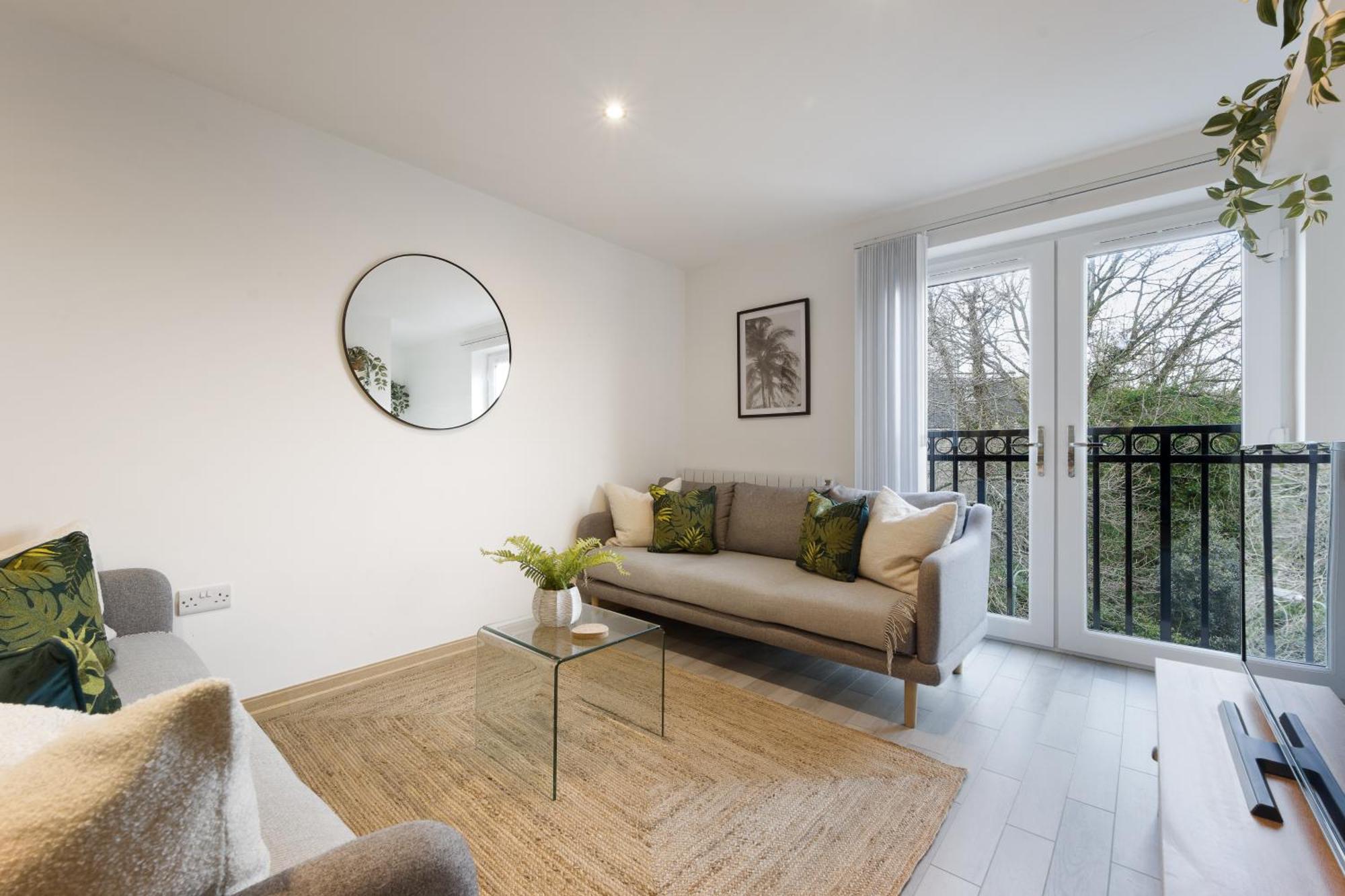 Large, Newly Renovated, Three Bedroom Town Centre Split Level Apartment With Free Parking, Sleeps Seven - Walking Distance To Beach Bournemouth Ngoại thất bức ảnh