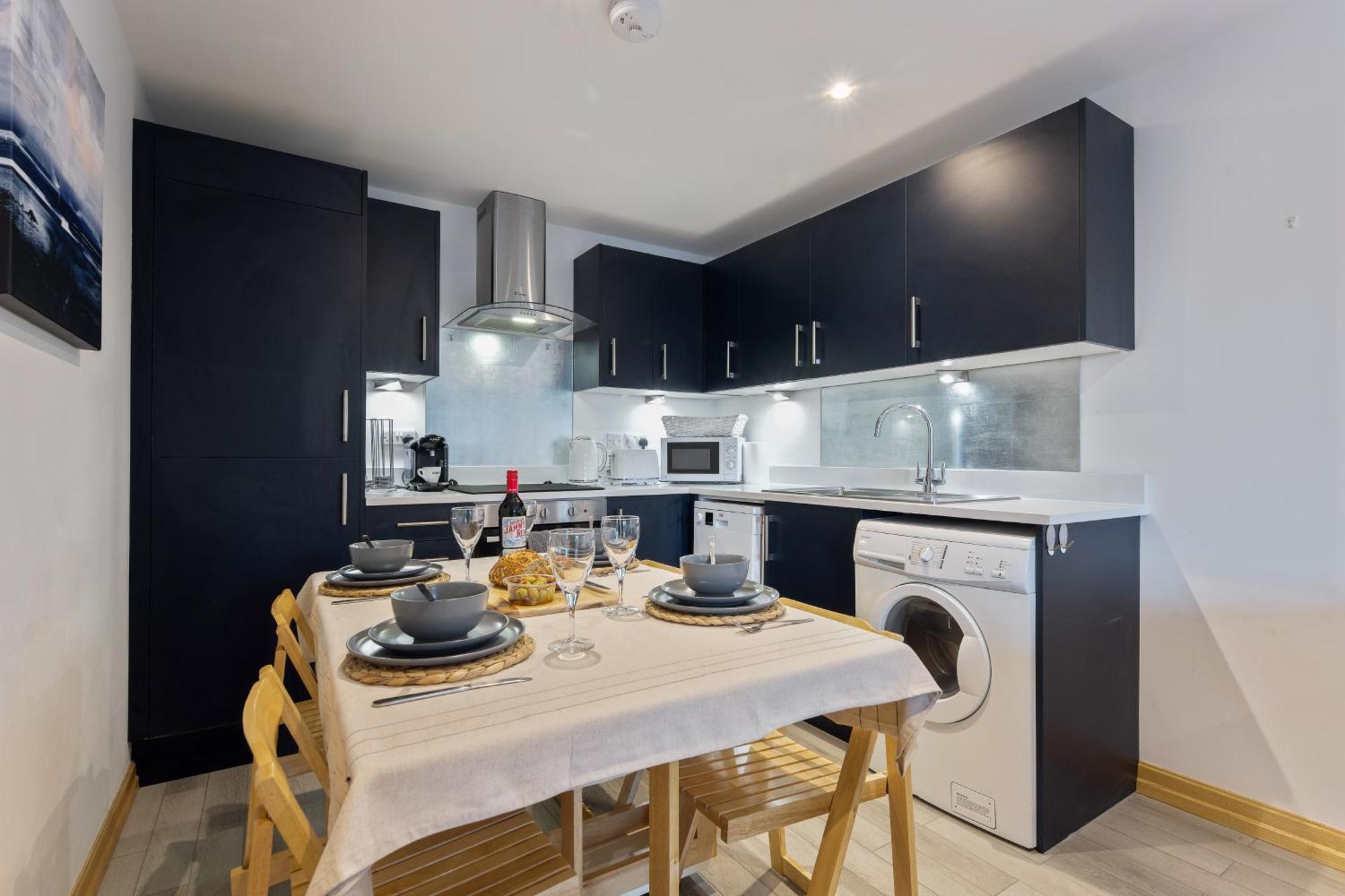 Large, Newly Renovated, Three Bedroom Town Centre Split Level Apartment With Free Parking, Sleeps Seven - Walking Distance To Beach Bournemouth Ngoại thất bức ảnh
