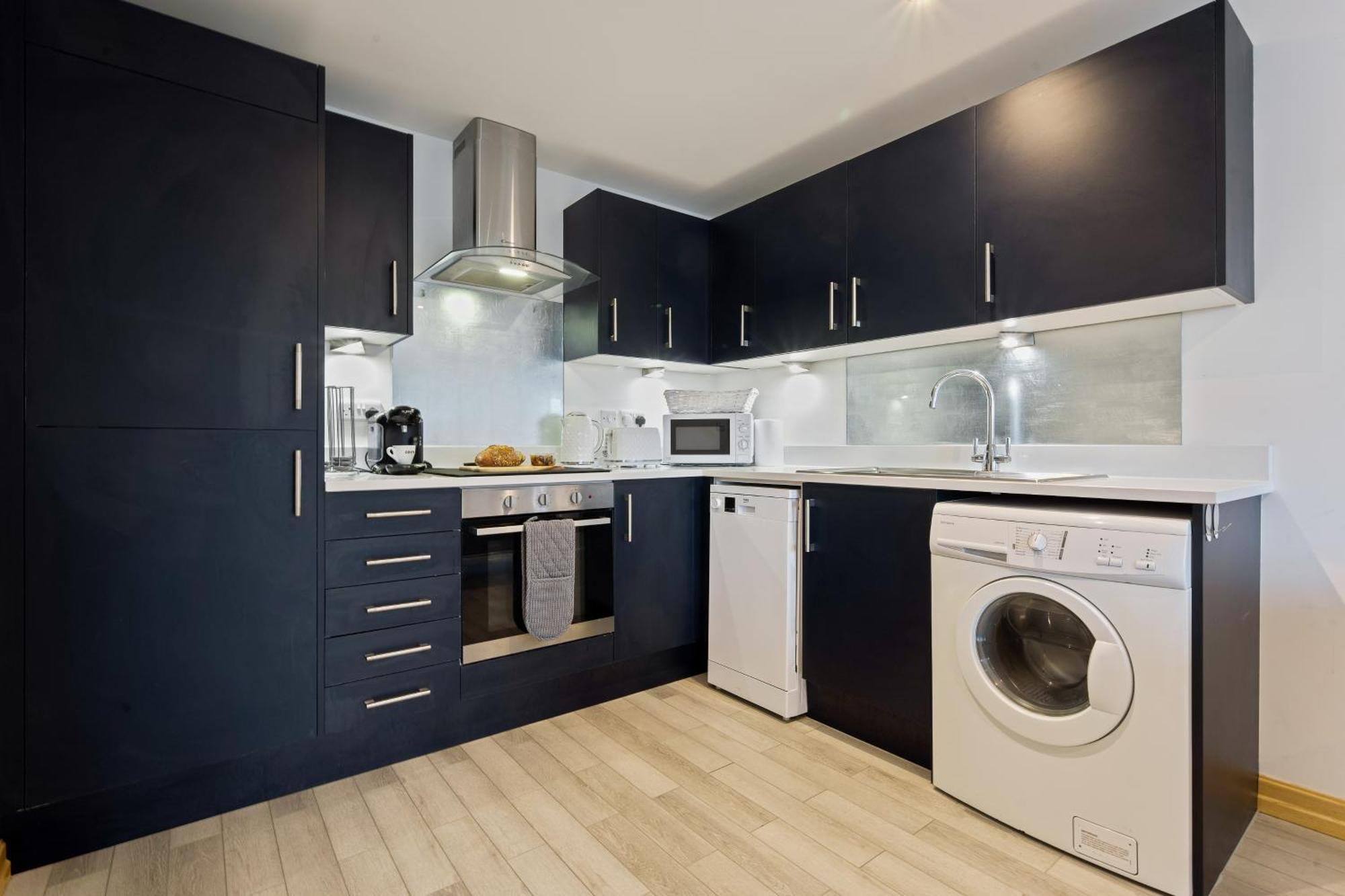 Large, Newly Renovated, Three Bedroom Town Centre Split Level Apartment With Free Parking, Sleeps Seven - Walking Distance To Beach Bournemouth Ngoại thất bức ảnh