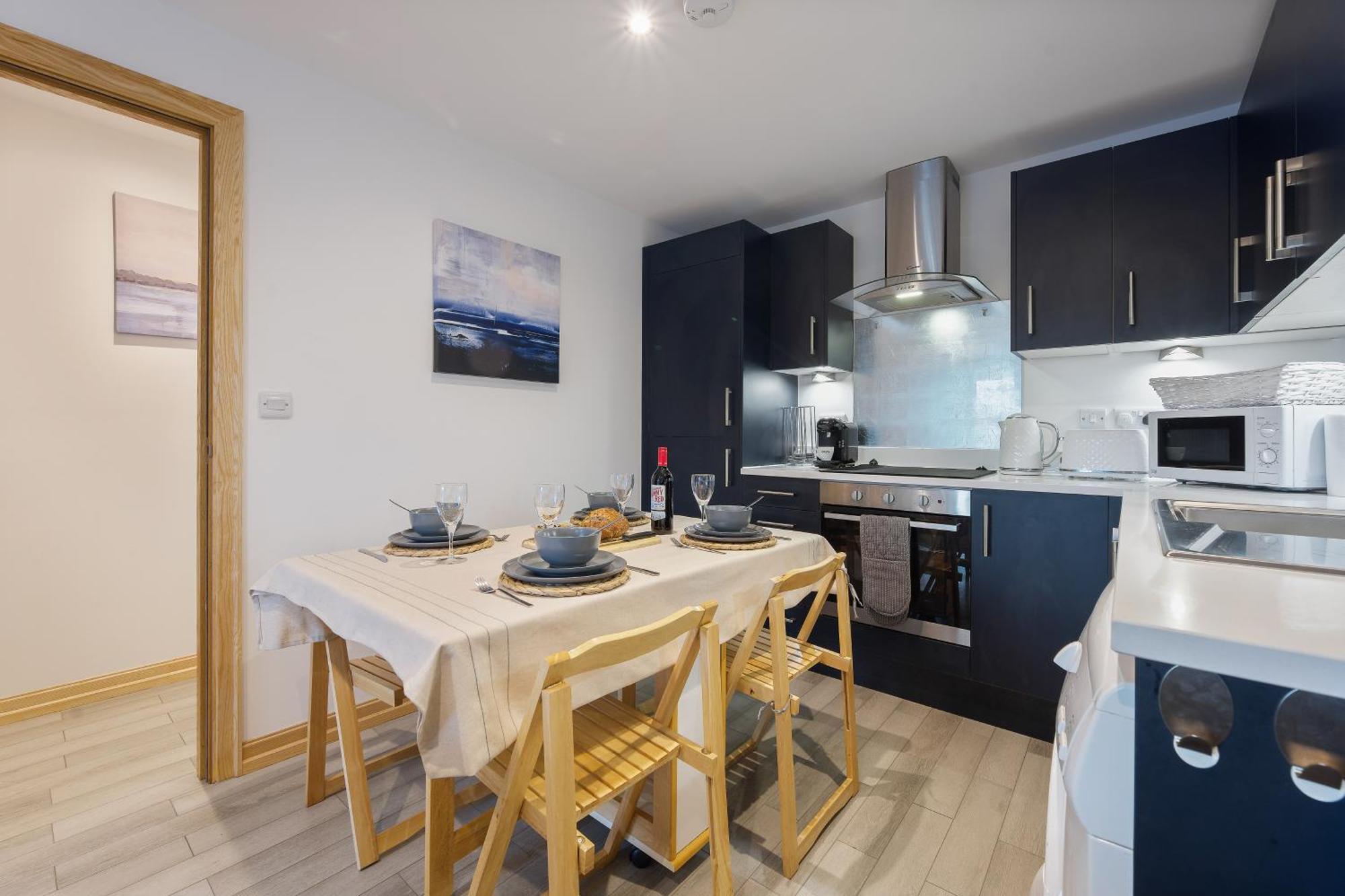Large, Newly Renovated, Three Bedroom Town Centre Split Level Apartment With Free Parking, Sleeps Seven - Walking Distance To Beach Bournemouth Ngoại thất bức ảnh