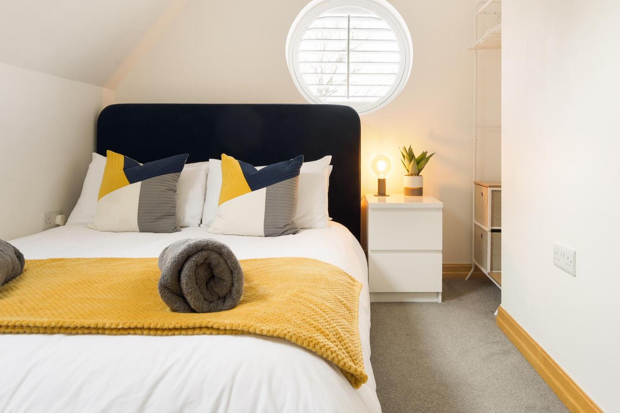 Large, Newly Renovated, Three Bedroom Town Centre Split Level Apartment With Free Parking, Sleeps Seven - Walking Distance To Beach Bournemouth Ngoại thất bức ảnh