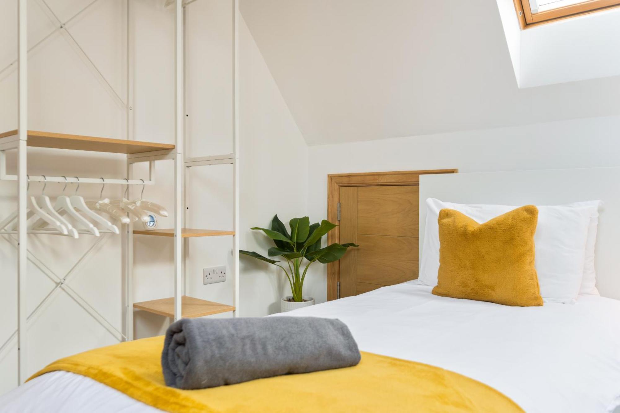 Large, Newly Renovated, Three Bedroom Town Centre Split Level Apartment With Free Parking, Sleeps Seven - Walking Distance To Beach Bournemouth Ngoại thất bức ảnh