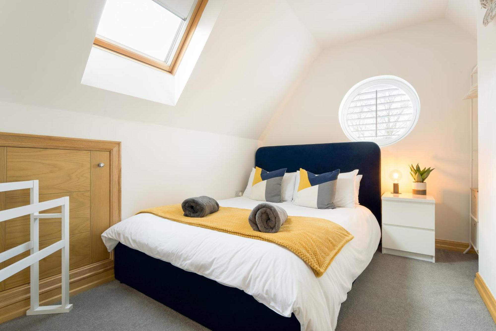 Large, Newly Renovated, Three Bedroom Town Centre Split Level Apartment With Free Parking, Sleeps Seven - Walking Distance To Beach Bournemouth Ngoại thất bức ảnh