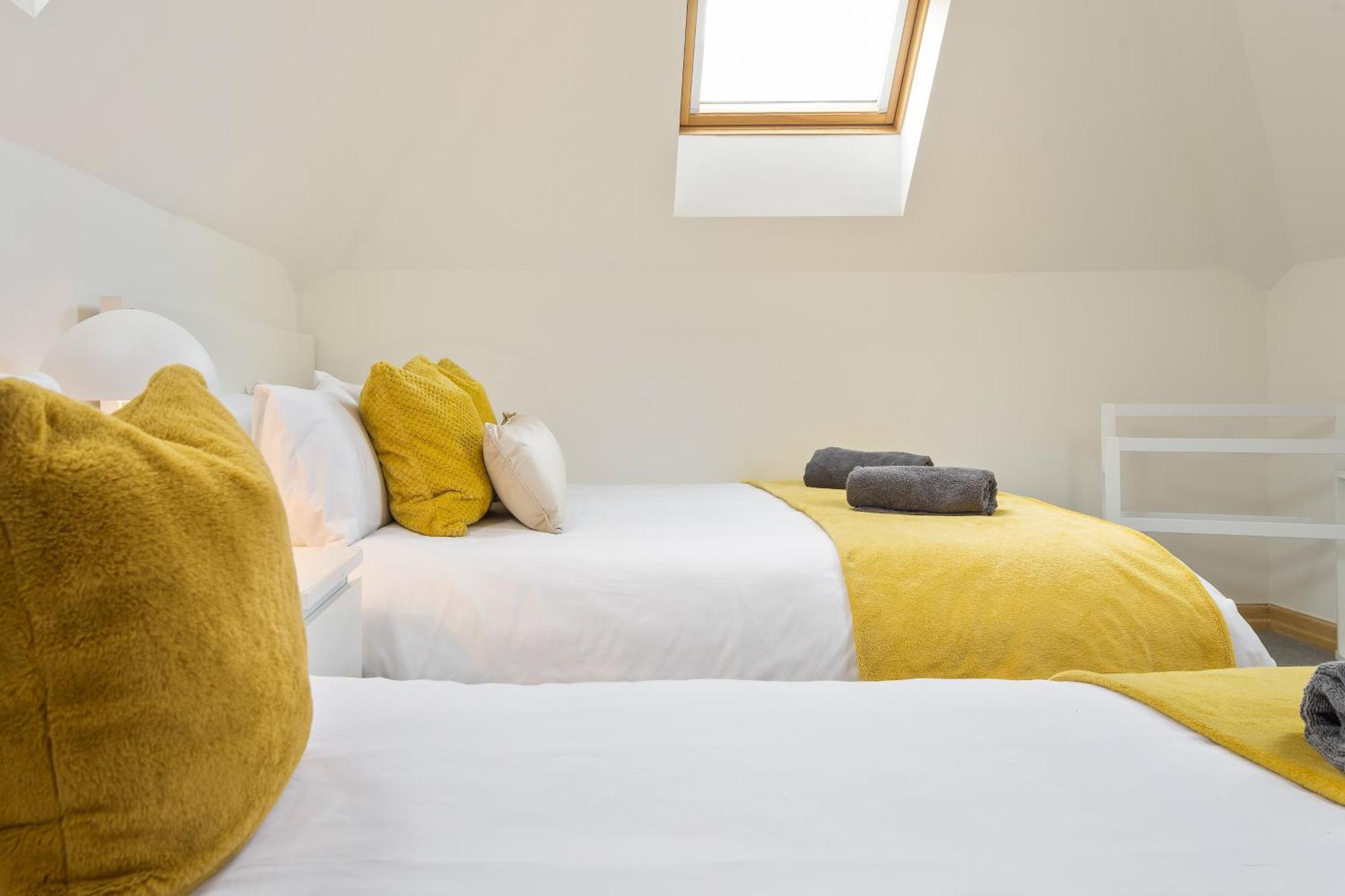 Large, Newly Renovated, Three Bedroom Town Centre Split Level Apartment With Free Parking, Sleeps Seven - Walking Distance To Beach Bournemouth Ngoại thất bức ảnh