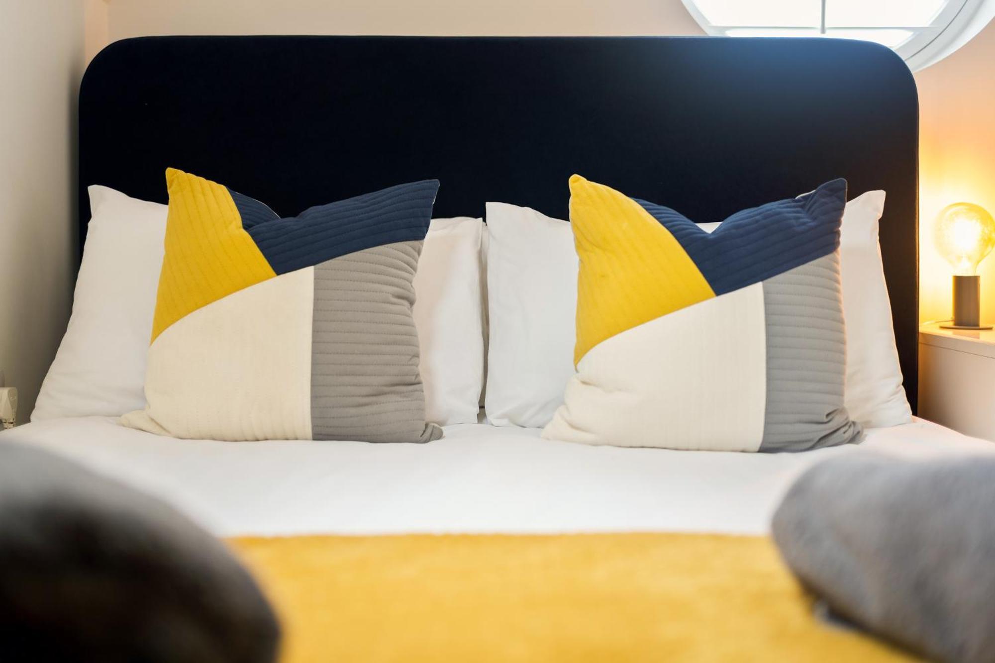 Large, Newly Renovated, Three Bedroom Town Centre Split Level Apartment With Free Parking, Sleeps Seven - Walking Distance To Beach Bournemouth Ngoại thất bức ảnh