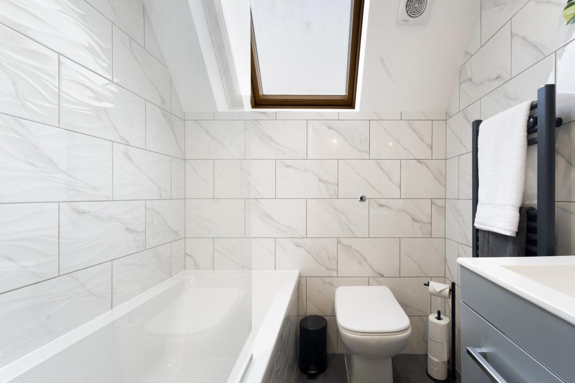 Large, Newly Renovated, Three Bedroom Town Centre Split Level Apartment With Free Parking, Sleeps Seven - Walking Distance To Beach Bournemouth Ngoại thất bức ảnh